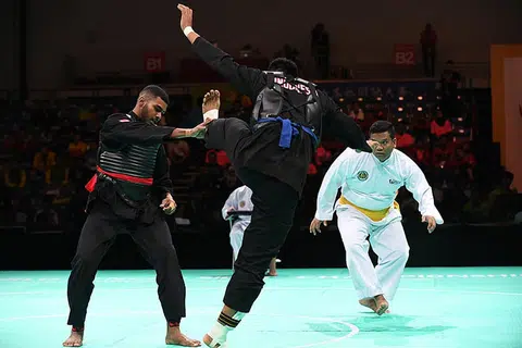 BERJAYA: Sheik Farhan Sheik Alau'ddin (kiri) yang merupakan antara pesilat negara yang berjaya mara ke separuh akhir Kejohanan Pencak Silat Dunia ke-18 beraksi menghadapi lawannya, Ausri Bayusro, dari Indonesia.