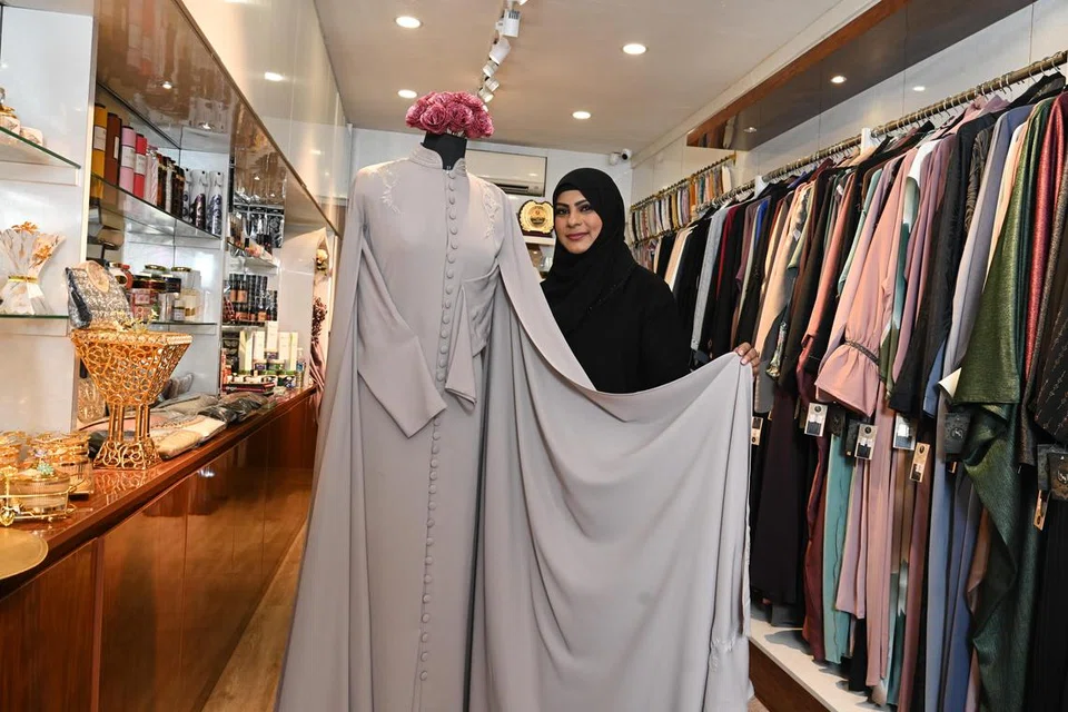 Cik Farah Julaiga Farwin, pengasas Farah Boutique, mengusahakan sendiri reka bentuk pakaian sopan di butiknya. Koleksi pakaian itu dijahit dan diterbangkan dari Dubai.