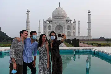 OPERASI SEPERTI BIASA: Taj Mahal semalam dibuka semula dengan melaksanakan jarak selamat antara pengunjung serta mengehadkan jumlah pengunjung kepada hanya 5,000, setiap hari. - Foto AFP