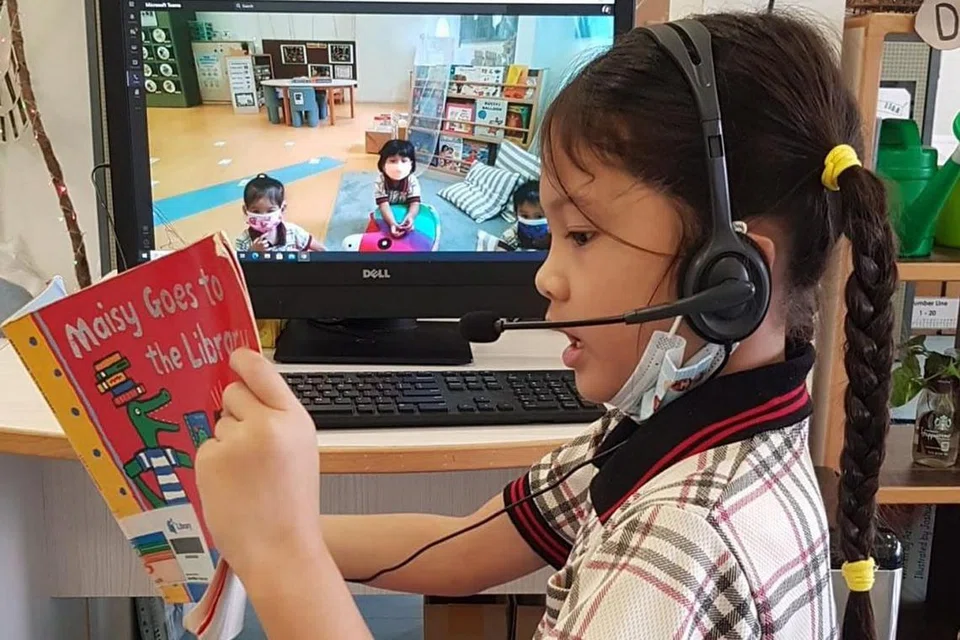 ASAH KEMAHIRAN MEMBACA: Seorang kanak-kanak yang secara konsisten terdedah kepada tradisi cerita lisan memperoleh kemahiran yang mempersiapkan mereka untuk membaca. - Foto PPIS 