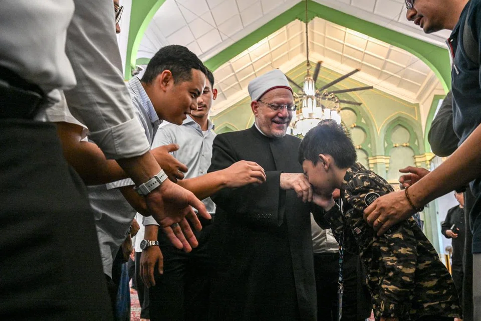 Mufti Besar Mesir, Shaikh Dr Shawki Ibrahim Abdel-Karim Allam, menghadiri solat Jumaat di Masjid Sultan semasa berada di Singapura bagi menghadiri Persidangan Fatwa Dalam Masyarakat Kontemporari anjuran Majlis Ugama Islam Singapura (Muis) pada Februari.