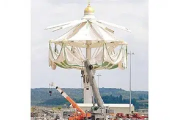 TEDUH UNTUK JEMAAH: Selain lapan payung gergasi berteknologi tinggi, 54 payung kecil akan turut dipasang di Masjidil Haram dalam tempoh enam bulan akan datang. - Foto