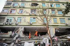 Pekerja mencari dan menyelamat bekerja bertungkus lumus mengeluarkan mangsa yang terperangkap dalam puing-puing kondominium yang runtuh di Mandalay, Myanmar susulan gempa bumi pada 28 Mac.