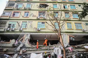 Pekerja mencari dan menyelamat bekerja bertungkus lumus mengeluarkan mangsa yang terperangkap dalam puing-puing kondominium yang runtuh di Mandalay, Myanmar susulan gempa bumi pada 28 Mac.