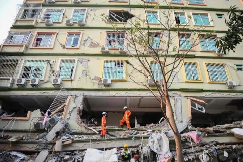 Pekerja mencari dan menyelamat bekerja bertungkus lumus mengeluarkan mangsa yang terperangkap dalam puing-puing kondominium yang runtuh di Mandalay, Myanmar susulan gempa bumi pada 28 Mac.
