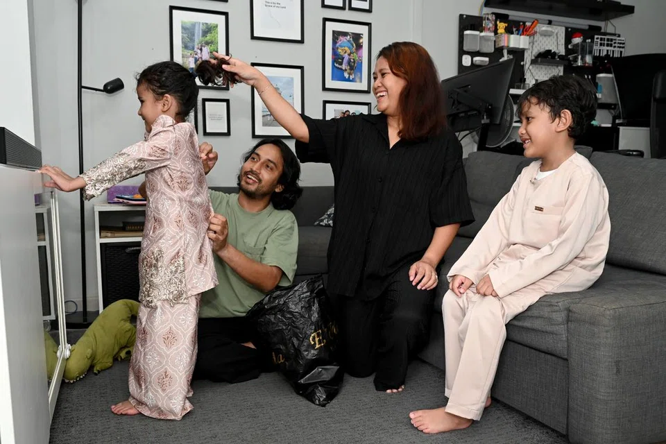 Meskipun tidak dapat beraya bersama keluarga pada awal Syawal, Encik Fazli Nasser (dua dari kiri) telah membelikan baju Hari Raya untuk anak-anaknya. Beliau dan isterinya, Cik Mayang Sari (dua dari kanan), belum membeli baju Raya mereka sendiri.