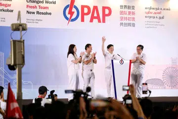 Perdana Menteri, Encik Lawrence Wong (tiga dari kiri) dan pasukan GRC Marsiling-Yew Tee (dari kiri) Cik Hany Soh, Menteri Negara Kanan (Pertahanan merangkap Tenaga Manusia), Encik Zaqy Mohamad dan Mayor Majlis Pembangunan Masyarakat (CDC) North West, Encik Alex Yam meraikan kemenangan pasukan itu di Stadium Yio Chu Kang pada 4 Mei.