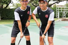 KEMBAR CEMERLANG: Pelajar Maktab Rendah Victoria (VJC), Faez Nabil Daniel Khalid (kanan) dan Fares Aqil Daniel Khalid merupakan antara pelajar yang menduduki peperiksaan nasional peringkat 'A' tahun lalu. Persaingan antara kembar ini menjadi sumber dorongan dan semangat untuk terus mengecapi kejayaan bersama. - Foto MAKTAB RENDAH VICTORIA
