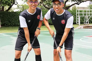 KEMBAR CEMERLANG: Pelajar Maktab Rendah Victoria (VJC), Faez Nabil Daniel Khalid (kanan) dan Fares Aqil Daniel Khalid merupakan antara pelajar yang menduduki peperiksaan nasional peringkat 'A' tahun lalu. Persaingan antara kembar ini menjadi sumber dorongan dan semangat untuk terus mengecapi kejayaan bersama. - Foto MAKTAB RENDAH VICTORIA