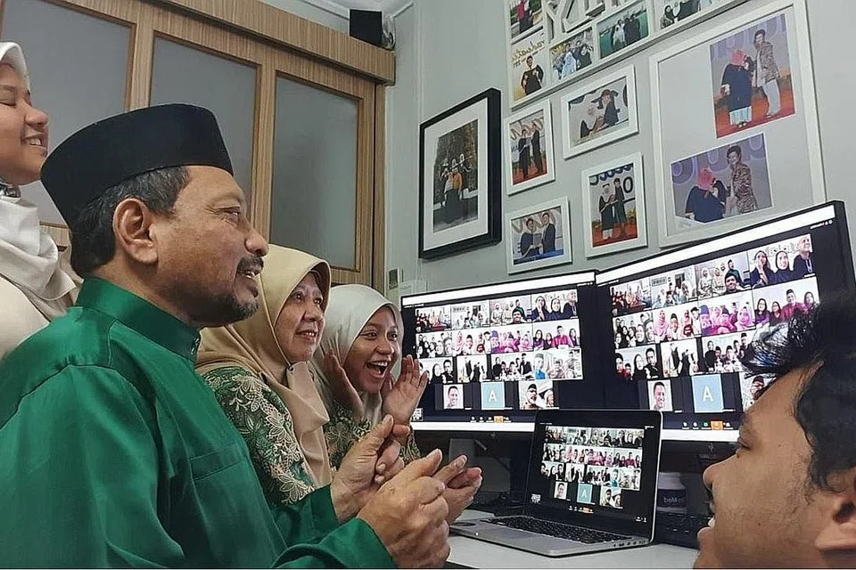 SAMBUTAN RAYA BERBEZA: (Dari kiri) Cik Hannah Farhanah Abdul Halim, Encik Abdul Halim Hassan, Cik Hasnah Ismail, Cik Hannah Raihanah, dan Encik Hannan Hafiz sekeluarga bukan setakat bertemu dengan ahli keluarga lain di Zoom untuk menyambut Hari Raya Aidilfitri tahun ini. Malah, mereka semua menyemarakkan suasana Lebaran dengan mengadakan sesi karaoke dan menyanyikan bersama lagu-lagu Hari Raya, seperti 'Di Pinggiran Aidilfitri'. - Foto ihsan HANNAH FARHANAH ABDUL HALIM