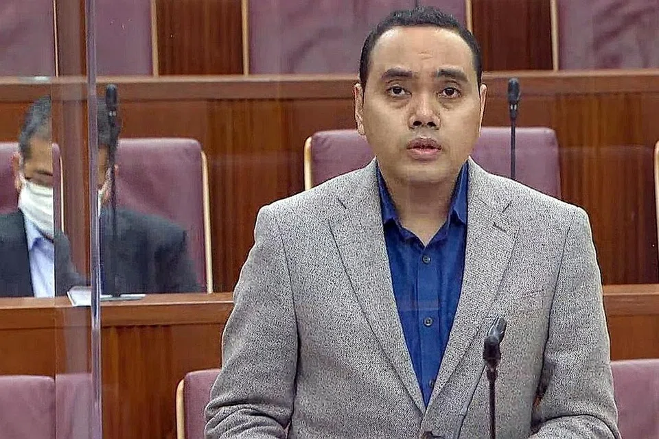 SERTAI PERBAHASAN: Encik Zhulkarnain Abdul Rahim (GRC Chua Chu Kang) dan Encik Sharael Taha (GRC Pasir Ris-Punggol) menyertai perbahasan mengenai Rang Undang-Undang Kawalan Senjata Api, Bahan Letupan dan Senjata di Parlimen semalam. - Foto-foto fail