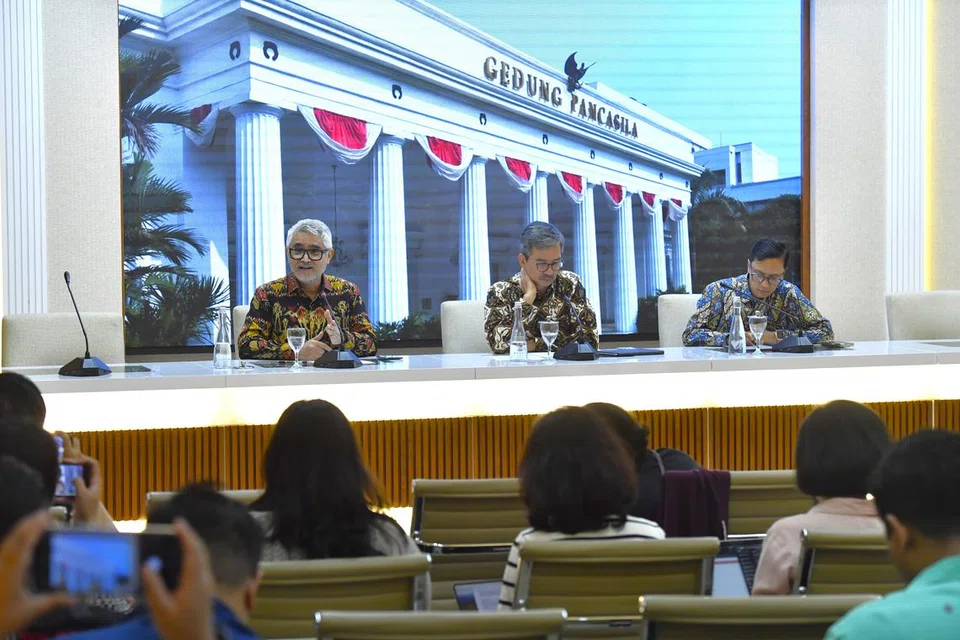 Pegawai Kementerian Luar Indonesia, (dari kiri) Ketua Pengarah Asia Pasifik, Encik Abdul Kadir Jailani; Ketua Pengarah Hal Ehwal Undang-Undang dan Perjanjian Antarabangsa, Encik Amrih Jinangkung; dan Pengarah Maklumat dan Media, Encik Hartyo Harkomoyo, memberi respons dalam sidang akhbar di Jakarta pada 22 Julai terhadap keputusan Mahkamah Keadilan Antarabangsa (ICJ)  mengenai pendudukan Israel di wilayah Palestin. 