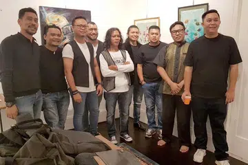 HARGAI SUMBANGAN ALLAHYARHAM ZAIDY NANDIR: (Dari kiri) Mohammed Hamdan Wakimin, Muhammad Ridhuan Johar, Art Jumat Khamis, Mohammad Said Hussein, Abdul Razak, Shahril Selamat, Mohd Zaki Mohammed, Mohammad Redhwan Abu dan Mohammad Farihan Bahron. - Foto MOHAMMAD HAMDAN WAKIMIN