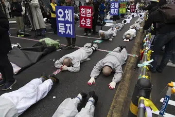 Sami Buddha Korea Selatan mengadakan upacara doa Dharna dengan berjalan tiga langkah dan sujud sekali ke arah Mahkamah Perlembagaan di Seoul, bagi menuntut agar Presiden Yoon Suk Yeol disingkirkan daripada jawatan. Tindakan itu merupakan sebahagian daripada desakan masyarakat awam menjelang keputusan Mahkamah Perlembagaan pada 4 April, yang akan menentukan sama ada untuk mengekalkan pemecatan Encik Yoon susulan pengisytiharan darurat tentera yang singkat pada 3 Disember 2024.