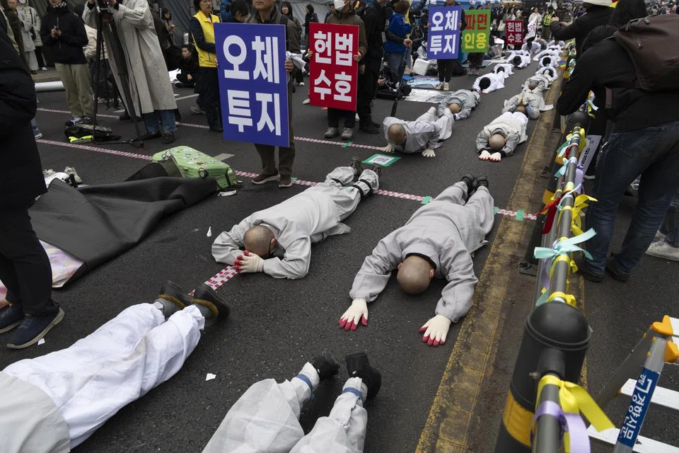 Sami Buddha Korea Selatan mengadakan upacara doa Dharna dengan berjalan tiga langkah dan sujud sekali ke arah Mahkamah Perlembagaan di Seoul, bagi menuntut agar Presiden Yoon Suk Yeol disingkirkan daripada jawatan. Tindakan itu merupakan sebahagian daripada desakan masyarakat awam menjelang keputusan Mahkamah Perlembagaan pada 4 April, yang akan menentukan sama ada untuk mengekalkan pemecatan Encik Yoon susulan pengisytiharan darurat tentera yang singkat pada 3 Disember 2024.
