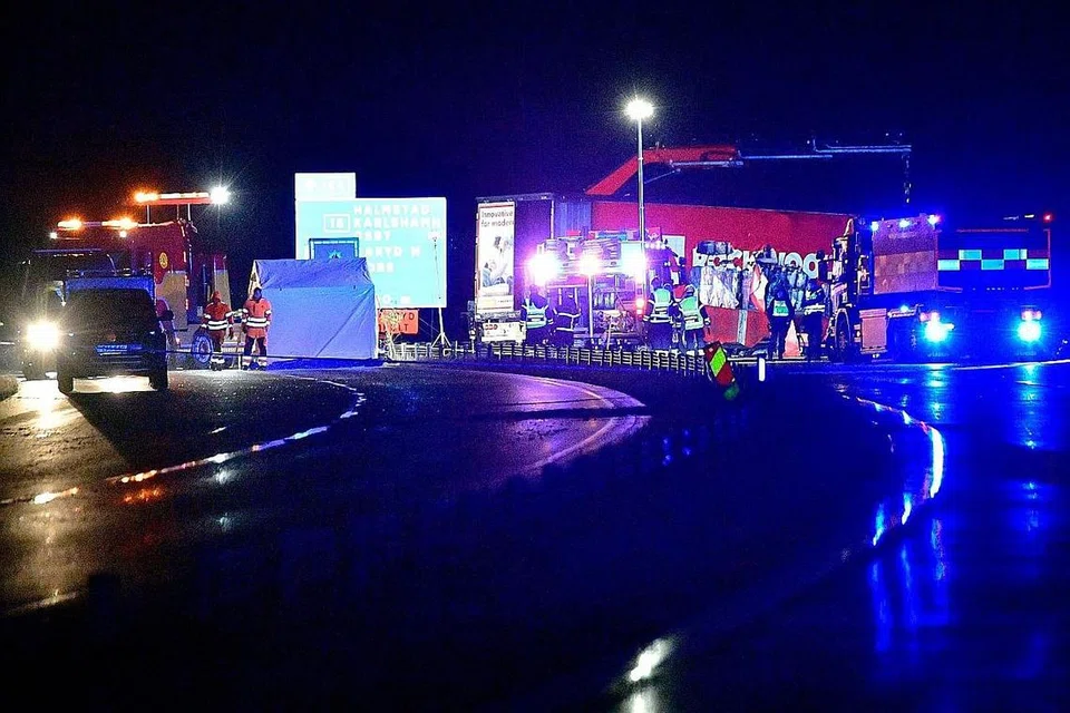 LOKASI NAHAS: Kereta yang dinaiki Encik Lars Vilks bertembung sebuah trak berdekatan bandar kecil Markaryd sebelum kedua-dua kenderaan itu terbakar. - Foto AFP