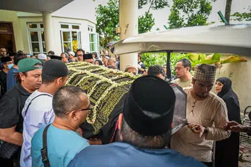 PENGHORMATAN TERAKHIR: Lebih 100 anggota keluarga dan kenalan melayat Allahyarhamha Nur Aisyah Md Akhbar di rumahnya di Jalan Loyang Besar untuk memberi penghormatan terakhir.