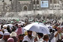 Jemaah memenuhi kawasan sekitar kompleks Masjidil Haram di Kota Suci Makkah sambil menikmati semburan kabus air daripada kipas penyejuk yang dipasang bagi membantu mengurangkan bahang cuaca panas menjelang musim haji pada 24 Mei. Menurut pegawai Arab Saudi, lebih 1.5 juta anggota jemaah dari luar negara sudah tiba untuk menunaikan ibadah haji 2026, melepasi jumlah ketibaan antarabangsa pada 2025 walaupun konflik di Asia Barat masih berlarutan.