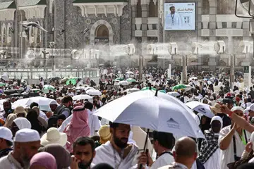 Jemaah memenuhi kawasan sekitar kompleks Masjidil Haram di Kota Suci Makkah sambil menikmati semburan kabus air daripada kipas penyejuk yang dipasang bagi membantu mengurangkan bahang cuaca panas menjelang musim haji pada 24 Mei. Menurut pegawai Arab Saudi, lebih 1.5 juta anggota jemaah dari luar negara sudah tiba untuk menunaikan ibadah haji 2026, melepasi jumlah ketibaan antarabangsa pada 2025 walaupun konflik di Asia Barat masih berlarutan.