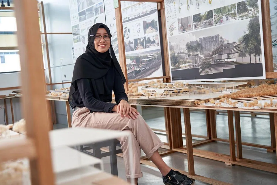 BANYAK PELUANG TERBENTANG: Cik Nur Sabrina Shafari teruja memulakan pengajian politekniknya menerusi Program Asas Politeknik yang kemudian membuka ruang baginya bekerja di firma seni bina mapan dan ke luar negara bagi meninjau unsur seni bina di Hongkong. Foto POLITEKNIK TEMASEK 