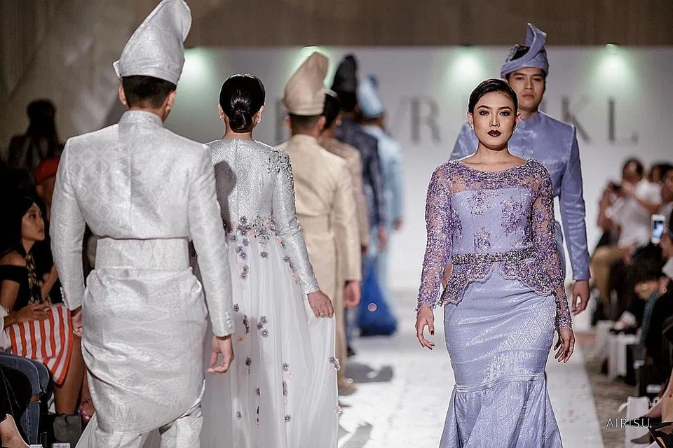 KOLEKSI BUSANA TERBARU: Sebanyak 36 busana pengantin wanita dan lelaki diperagakan di pertunjukan fesyen pertama pengasas butik andaman setempat Hambali The Wedding Regalia, Encik Mohammad Hambali, dengan gabungan pereka fesyen terkenal dari Kuala Lumpur, Encik Ezuwan Ismail, pada 25 Mac lalu di Pusat Kesenian The Star. - Foto-foto AIRISU 