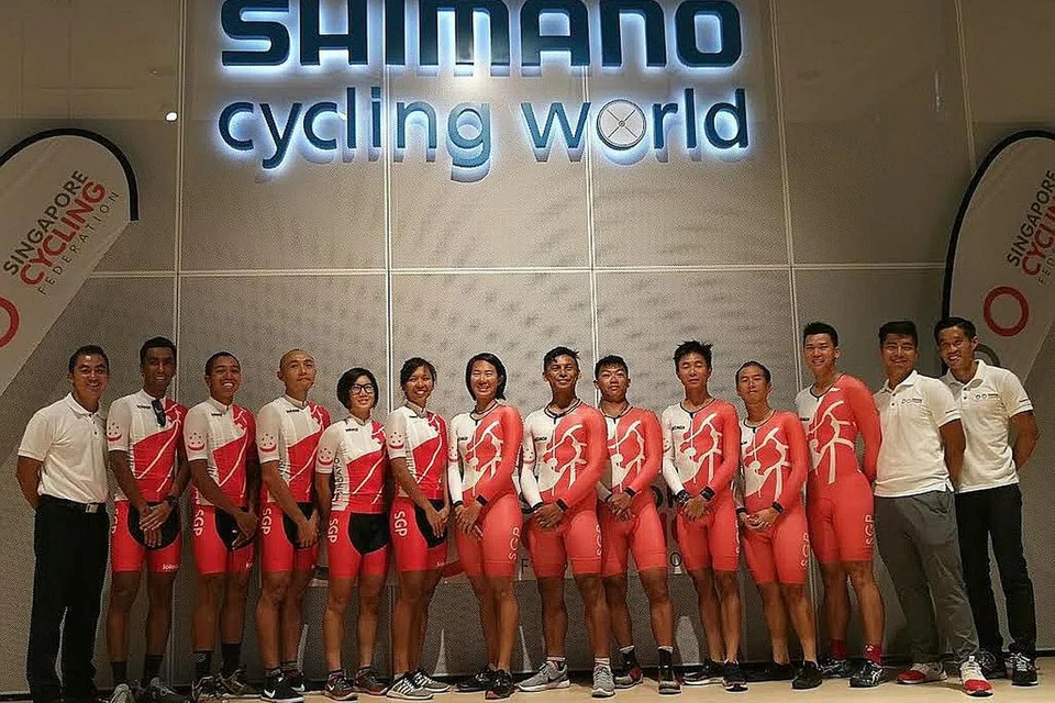 BERSEDIA SAHUT CABARAN: Skuad lumba basikal negara bersama pegawai SCF, pengurus pasukan, Desmond Low (kiri), serta jurulatih pasukan (dari kanan) Adrian Ng dan Ang Kee Meng. - Foto FAKHRURADZI ISMAIL