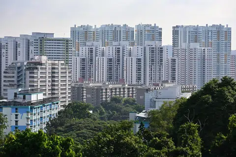 Rebat cukai hartanah sekali sahaja bersama dengan perubahan kepada peringkat nilai tahunan (AV) bagi rumah diduduki pemilik yang akan bermula dari 2025, bermakna semua flat HDB sedemikian dan lebih 90 peratus hartanah kediaman privet tersebut akan menyaksikan bil cukai lebih rendah pada 2025.