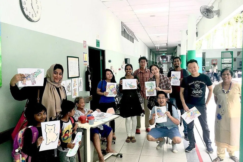 KENALI AGAMA DAN KAUM BERLAINAN: Cik Faheema (kiri) bersama peserta kegiatan 'Heritage Saturday' semasa mengunjungi Sree Narayana Mission Home. Gambar diambil pada 2018 sebelum pandemik. - Foto HASH.PEACE / FACEBOOK