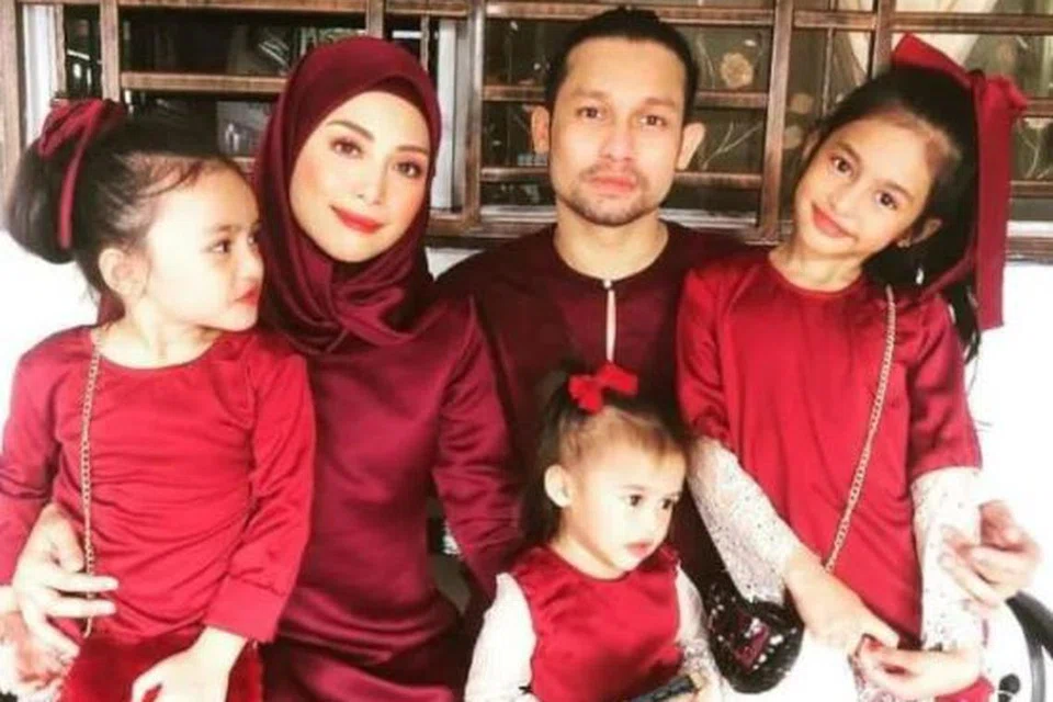 Pelakon Linda Hashim (dua dari kanan), berusaha mengambil cuti dari penggambaran di Kelantan dan pulang ke Kuala Lumpur semalam demi meraikan ulang tahun ke-11 anak sulungnya, Jelita Clarissa (kanan), pada 22 April, di tengah kes perceraiannya dengan suaminya, pelakon Beego.