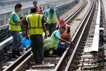 TINGKAT MUTU KHIDMAT: Waktu operasi di stesen sepanjang Laluan Utara-Selatan (NSL) dan Laluan Timur-Barat (EWL) yang dipendekkan pada hujung minggu sejak Disember lalu akan diteruskan selepas Jun bagi membolehkan kakitangan kejuruteraan melakukan kerja-kerja penambahbaikan. - Foto fail