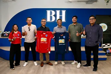 Editor BH, Encik Nazry Mokhtar (tiga dari kiri) berkata kem bola sepak ini merupakan sebahagian daripada usaha BH untuk mendekati masyarakat melalui kegiatan yang memberi manfaat, khususnya kepada generasi muda, sempena sambutan BH70. Bersama beliau (dari kiri) ialah bekas pemain negara, Ernie Sulastri Sontaril, Nazri Nasir, Fandi Ahmad dan pengerusi, Farehan Hussein serta Editor Berita BH, Encik Nazri Hadi Saparin.