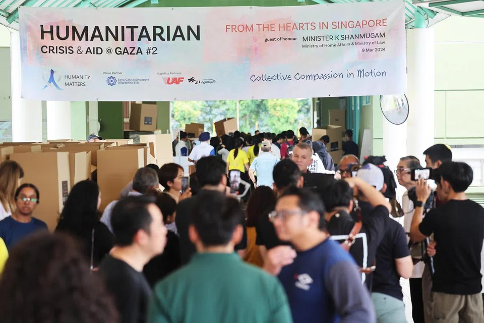 Seramai 300 sukarelawan, kebanyakannya belia, tampil untuk sama-sama membungkus 5,000 pek bantuan yang bakal diberikan kepada mangsa perang di Gaza pada acara ‘Humanitarian Aid to Gaza’ pada 9 Mac yang dianjurkan Humanity Matters. 