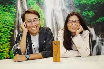 (Dari kiri) Wartawan video, Encik Abdul Qayyum Sarip, dan wartawan, Cik Nur’Ashiqin Ramadan, meraih Anugerah Impak Digital bagi dokumentari ‘Gelombang Perubahan: Aceh, 20 Tahun Selepas Dibadai Tsunami’, yang menyorot keadaan Aceh menyusuli bencana yang menggegar rantau ini. Tiada dalam gambar ialah penerbit media sosial, Cik Dian A’qidah Ahmad Yatim, yang turut menyumbang pada penerbitan dokumentari ini.