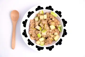 Makanan seperti oat dan buah-buahan adalah antara sumber baik untuk merangsang penghasilan susu ibu.