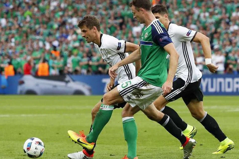 Jonny Evans (tengah) dari Ireland Utara bersaing dengan pemain Jerman, Thomas Mueller (kiri) dan Mario Gomez, semasa perlawanan Kumpulan C Euro 2016 di Parc des Princes di Paris pada 21 Jun. 
