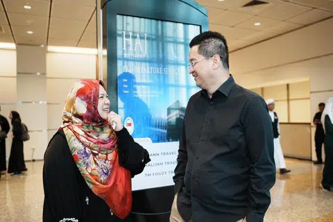 Encik Effandy Kumess, 56 tahun (kanan), yang akan menunaikan ibadah haji bersama isterinya, Cik Hairani Haron, 55 tahun (kiri), menyambut baik kehadiran Pemangku Menteri Bertanggungjawab bagi Ehwal Masyarakat Islam, Profesor Madya Dr Muhammad Faishal Ibrahim, akan memimpin delegasi Singapura bagi mengerjakan ibadah haji 2026. 