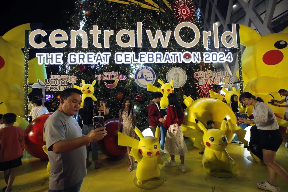 SUKA RIA DENGAN KELUARGA: Para pengunjung semasa satu acara sempena sambutan perayaan tahun baru di pusat beli-belah Central World di Bangkok, Thailand. Pusat beli-belah itu telah mendirikan sebuah taman hiburan bertemakan watak Pokemon seperti Pikachu.