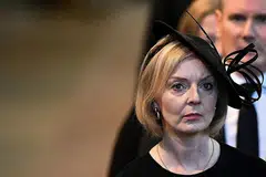 JADUAL PADAT: Perdana Menteri Britain, Cik Liz Truss, dilihat menghadiri upacara pengebumian Ratu Elizabeth II kelmarin, dan hari ini dijadualkan berucap di Perhimpunan Agung PBB. - Foto REUTERS