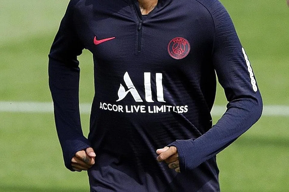 PERALIHAN PEMAIN: Pengurus Manchester United Ole Gunnar Solskjaer mencari cara mengeluarkan Alexis Sanchez daripada senarai pemainnya sementara Barcelona pula sedang memburu Neymar (atas). - Foto AFP, AP