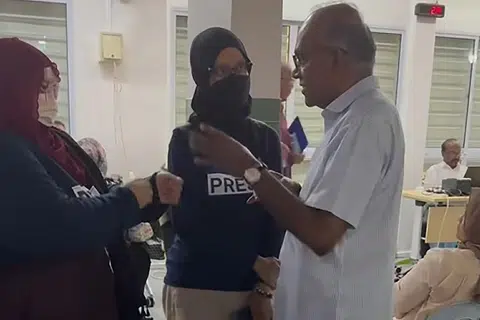 Menteri Ehwal Dalam Negeri merangkap Undang, Encik K. Shanmugam (kanan), berdepan dengan dua wanita yang dikatakan daripada kumpulan aktivis Monday of Palestine Solidarity semasa Sesi Bertemu Penduduk (MPS) di Yishun pada 12 Mac.