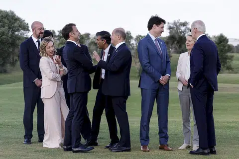 Para pemimpin Kumpulan Negara G7 (G7) yang bersidang di Italy, bersetuju  melakar perjanjian bagi menyediakan pinjaman AS$50 bilion ($68 bilion) kepada Ukraine dengan menggunakan faedah daripada aset Russia yang telah dibekukan
