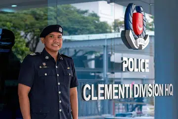 BERSYUKUR: Staf Sarjan Kanan Hizami Mohamed Rafi bersyukur diberi peluang melanjutkan pelajaran sebagai penerima Biasiswa MHA dan pada masa yang sama, menjaga ibunya yang ditimpa angin ahmar dan barah, sepanjang tempoh belajar dari rumah akibat pandemik Covid-19 ini. - Foto SPF