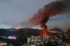 Kebakaran tercetus di Fuerte Tiuna, kompleks ketenteraan terbesar Venezuela, susulan beberapa letupan di Caracas pada 3 Januari.