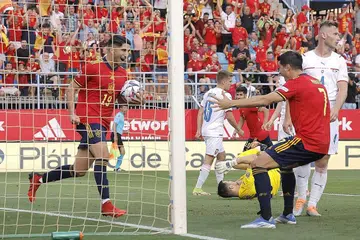 GOL PENTING: Pemain Sepanyol, Carlos Soler (kiri), meraikan gol jaringannya dengan Alvaro Morata semasa Sepanyol menewaskan Republik Czech dalam perlawanan Liga Negara-Negara Uefa. - Foto REUTERS