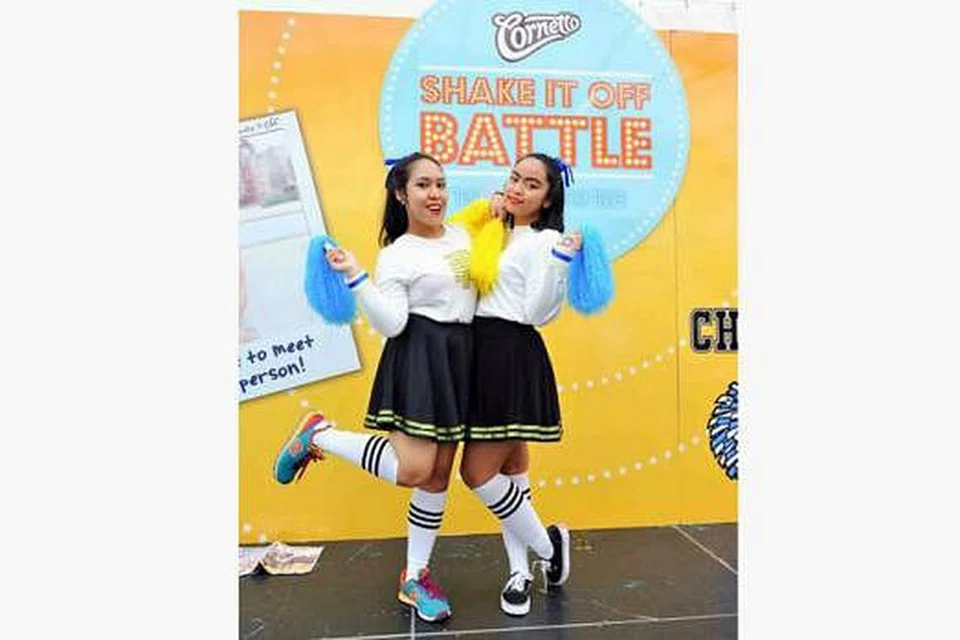 SANGGUP BELAJAR MENARI: Meskipun tidak begitu mahir menari, Iffah Durah Iskandar Dzulkhairi Kajai (kanan) dan Natasha Amaleen Jaafar tetap berusaha mempelajari teknik tarian demi meraih peluang berjumpa penyanyi idola mereka, Taylow Swift. - Foto CORNETTO SINGAPORE