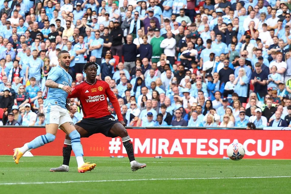 Dijangka terus cemerlang. Pemain Manchester United, Kobbie Mainoo (kanan) merupakan salah seorang pemain muda dalam EPL yang dijangka mencipta nama dalam musim kali ini.