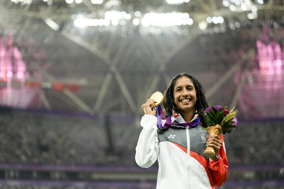 CIPTA SEJARAH: Shanti Pereira tersenyum lebar selepas merangkul pingat emas dalam acara 200 meter wanita di Sukan Asia Hangzhou pada Isnin. 