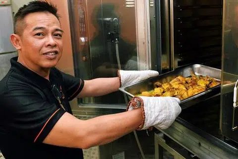 TINGKATKAN PRODUKTIVITI: Peniaga seperti Encik Kino, pemilik Amani Services Pte Ltd, ialah antara mereka yang telah memanfaatkan Skim PIC. Bagi mencapai tahap kecekapan lebih tinggi, beliau sudah menjalankan automasi dan menggunakan teknologi, seperti mesin 'combi cooker' yang mengurangkan pergantungannya terhadap pekerja semasa memasak untuk majlis perkahwinan. - Foto KHALID BABA