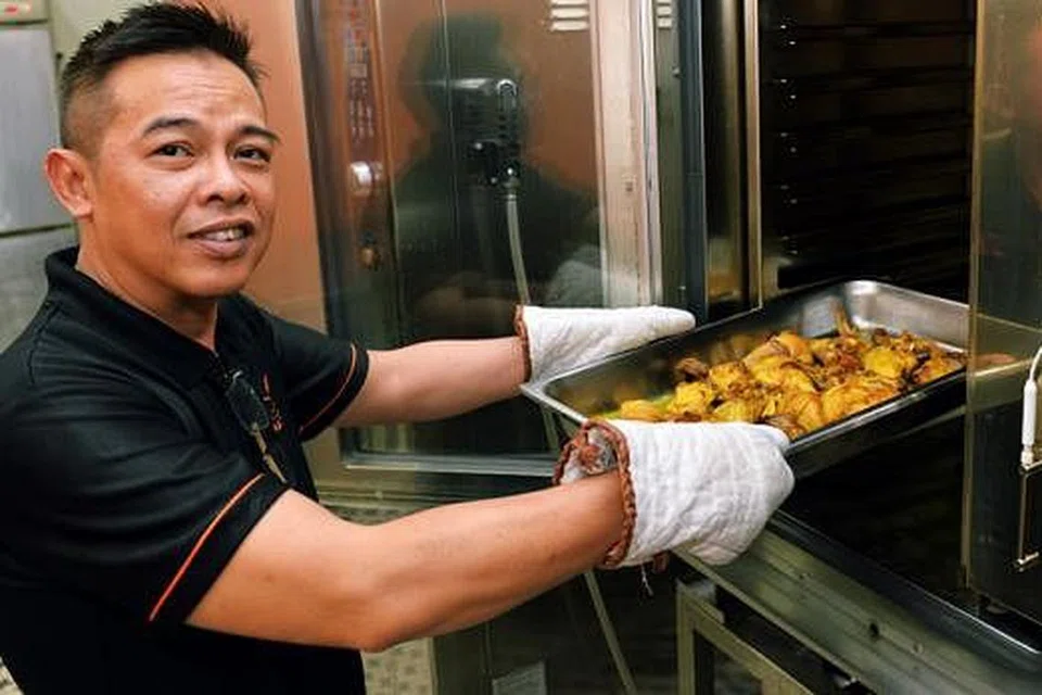 TINGKATKAN PRODUKTIVITI: Peniaga seperti Encik Kino, pemilik Amani Services Pte Ltd, ialah antara mereka yang telah memanfaatkan Skim PIC. Bagi mencapai tahap kecekapan lebih tinggi, beliau sudah menjalankan automasi dan menggunakan teknologi, seperti mesin 'combi cooker' yang mengurangkan pergantungannya terhadap pekerja semasa memasak untuk majlis perkahwinan. - Foto KHALID BABA