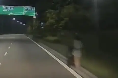 Seorang wanita dirakam sedang menolak kereta sornog bayi pada 2.30 pagi di Ekspreswe Kranij (KJE).